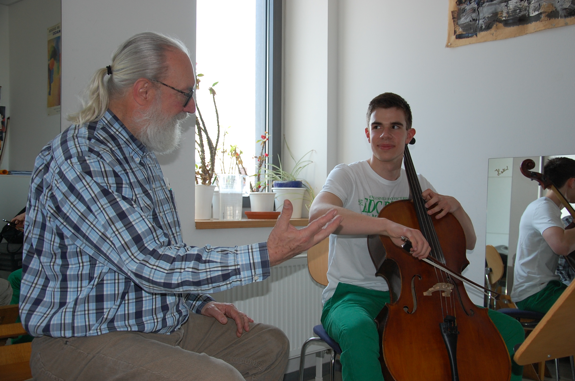 der geförderten Schüler, Marius Sommer, mit seinem Violoncello-Lehrer Felix-Mario Schönfeld